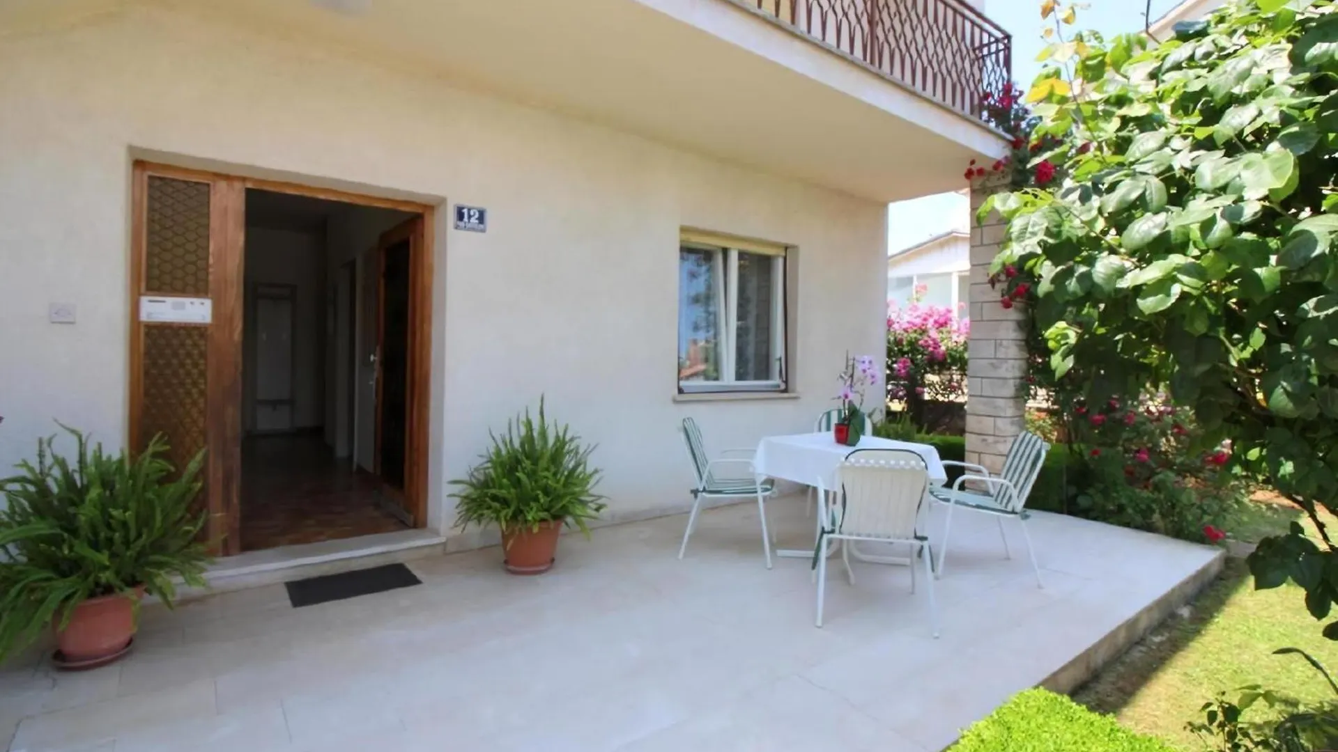 Apartment Ferienwohnung Tino Mit Garten In Strandnaehe Funtana
